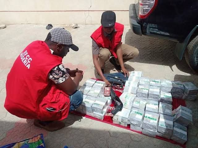 Breaking News: EFCC official absconded with $30k recovered from a suspected Yahoo Boy in Kaduna.