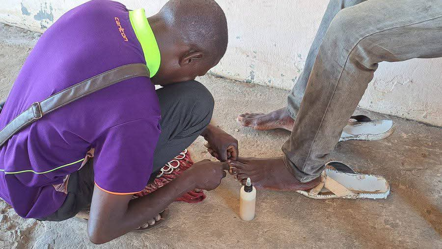 Breaking News: Two Aboki nail cutters captured in Enugu for injecting HIV into an Igbo man’s leg while cutting his nails; tiny spray cup used before cutting allegedly filled with the virus