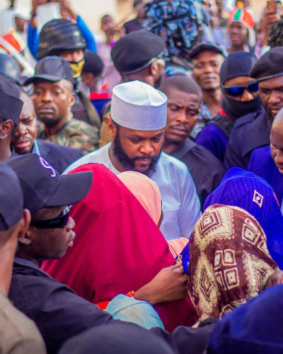 Breaking News: Igbo Youths Block Seyi Tinubu’s Convoy, Reject Rice Donations, Demand Jobs